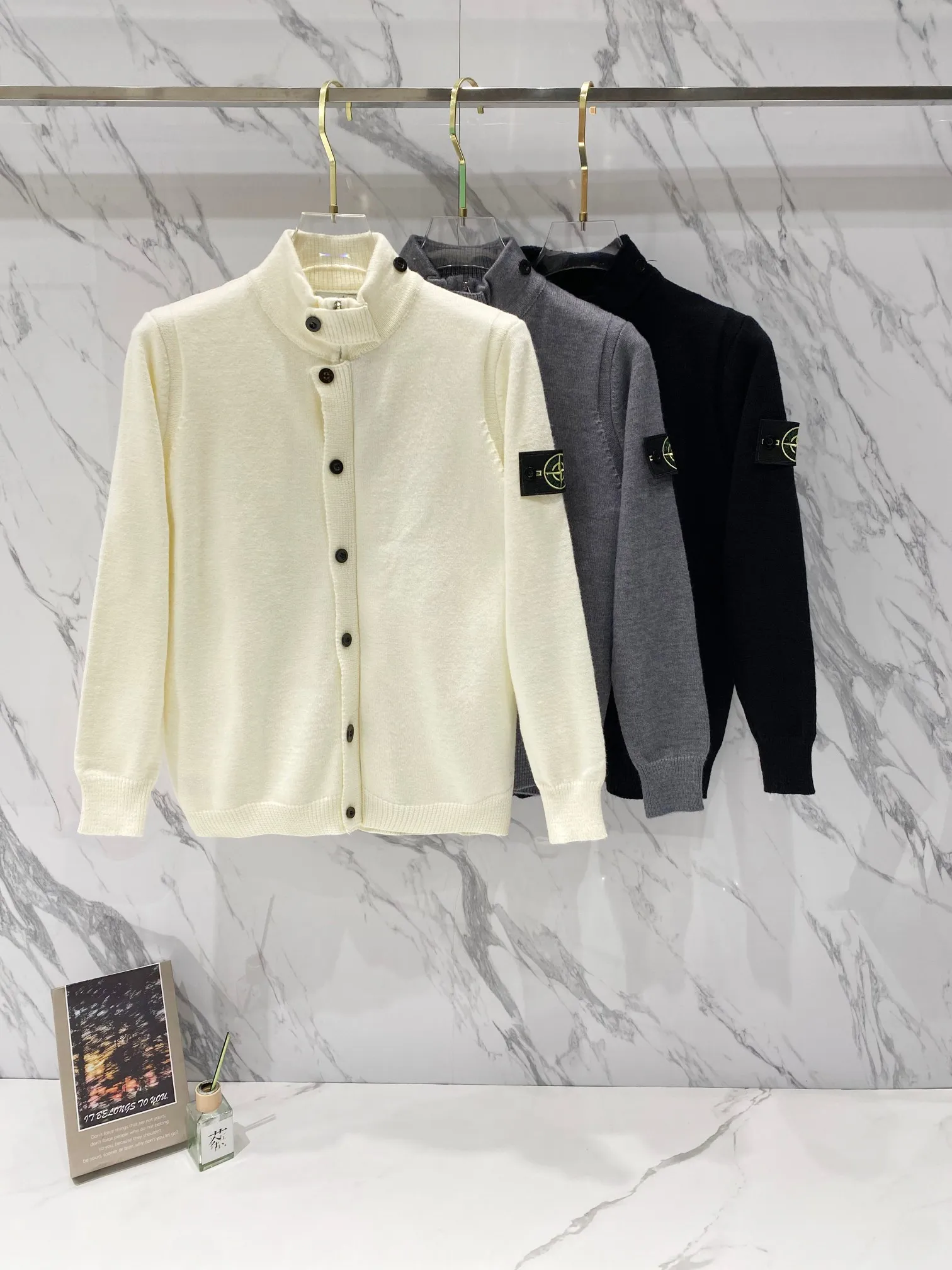 P270 Stone Island Cotton-wool blended knitted zipper button sweater cardigan (couple style) Color: Black Gray Off-white Size: M～XL M: Clothing length 68 Bust 110 Sleeve length 57 L: Clothing length 70 Bust 116 Sleeve length 58 XL: Clothing length 72 Bust 120 Sleeve length 59